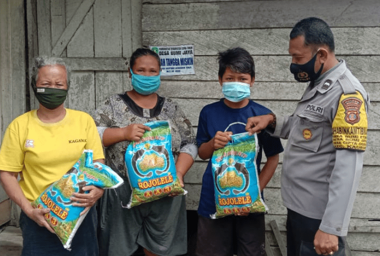 Baksos Polri Peduli Covid-19, Polsek Kaliorang Berikan Bantuan Sembako Kepada Warga Kurang Mampu image 25