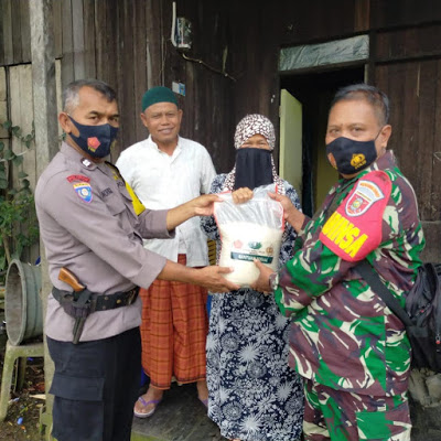 Bagi Sembako Kepada Warga, Bentuk Kepedulian Polsek Samarinda Seberang Saat Pandemi Covid-19 smd