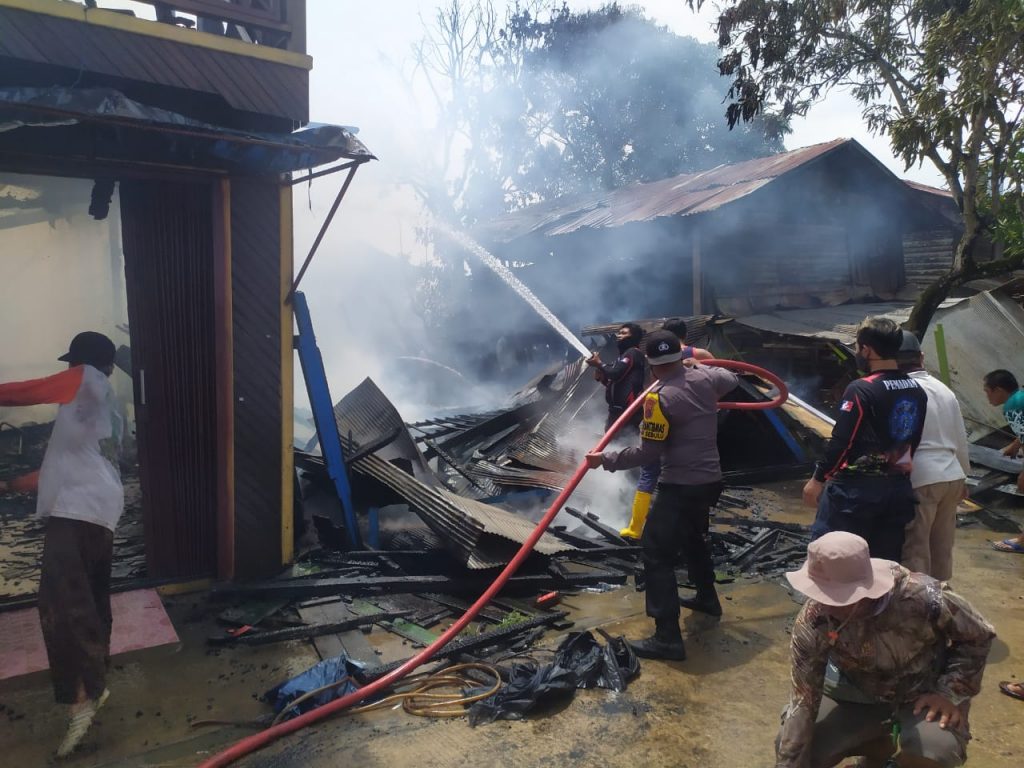 Personel Polsek Sebulu Bersama Warga dan Petugas Damkar Sigap Padamkan Api yang Melahap Belasan Rumah Warga 10 2