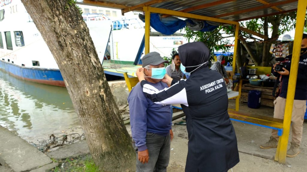 Tegakkan Protokol Kesehatan, Polda Kaltim Bagikan Ratusan Masker kepada Masyarakat 10 4 1024x576 1