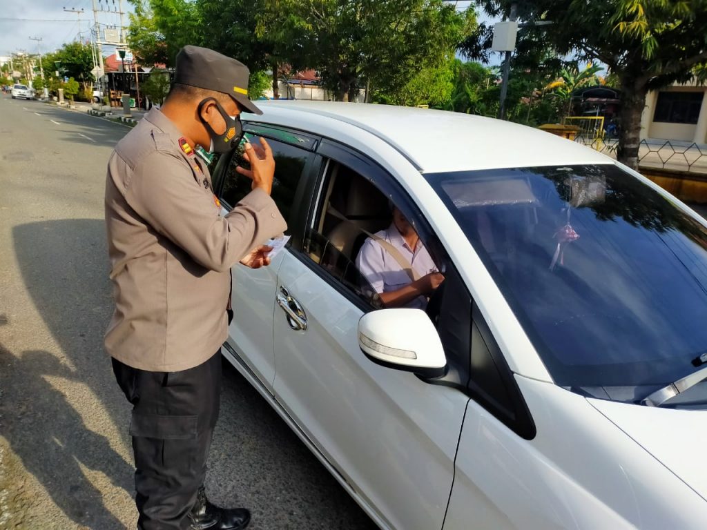 Bagikan Masker kepada Masyarakat, Polres Berau Ingatkan Pentingnya Protokol Kesehatan 12 4 1