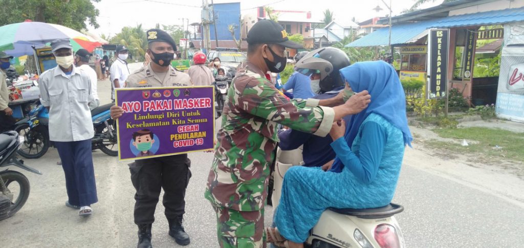 Sinergisitas TNI-Polri, Bagikan Masker Guna Tingkatkan Disiplin Protokol Kesehatan Covid-19 17 1