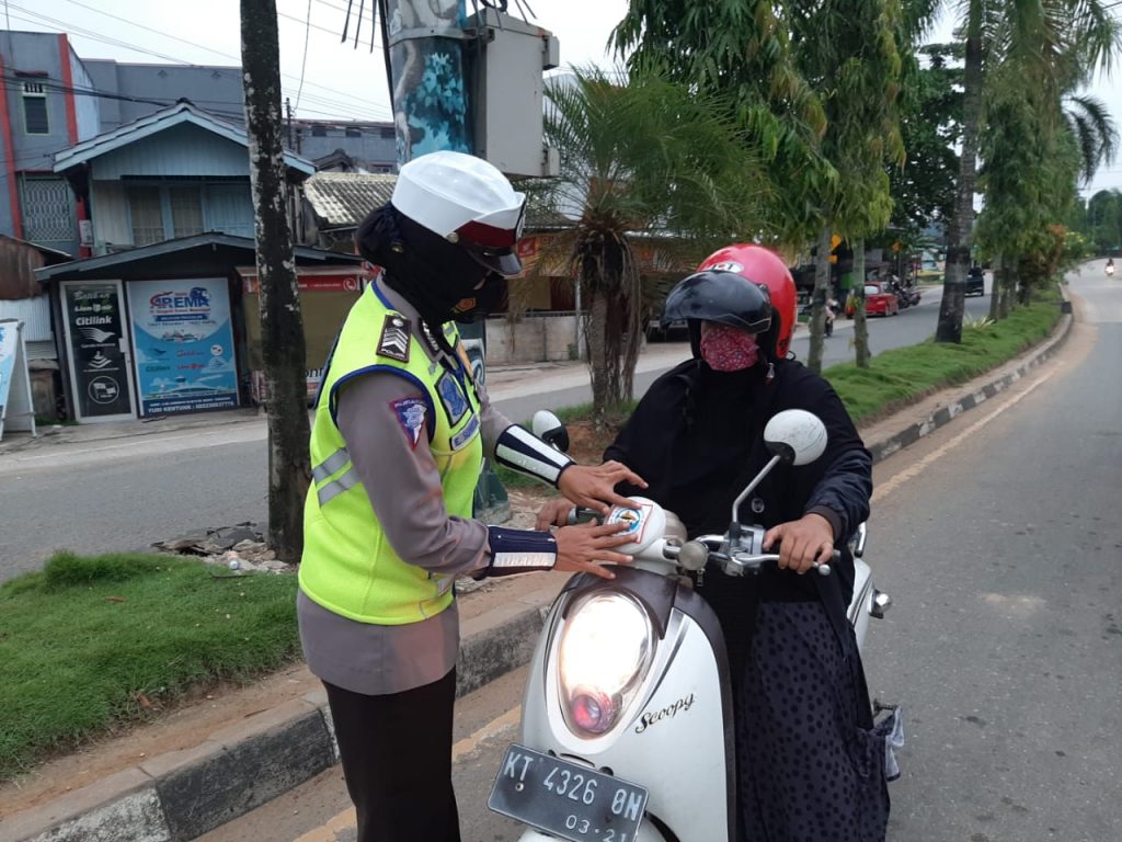 Himbau Warga Disiplin Prokes, Polwan Satlantas Polres Kukar Bagikan Masker dan Stiker “Ayo Etam Ba-Masker” 3 1