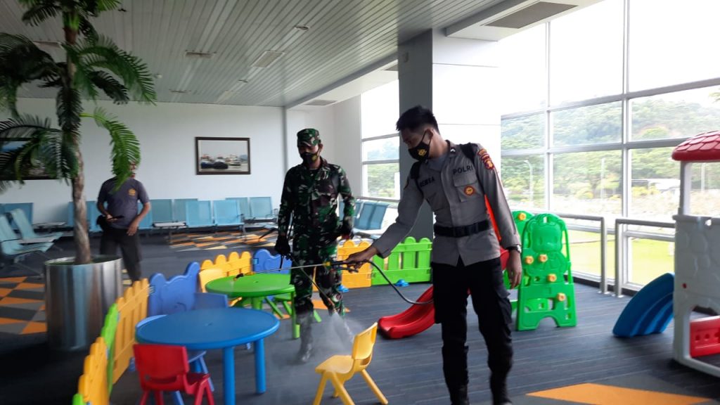 16.500 Liter Disinfektan Disemprotkan dan Ribuan Masker Dibagikan Polres Berau Bersama Aparat Gabungan 5 4 1024x576 1