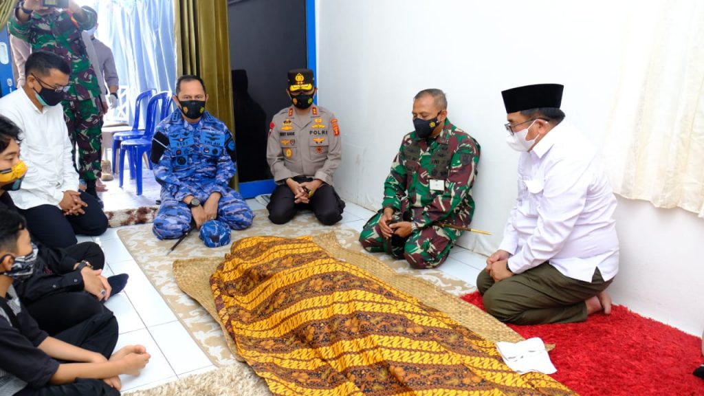Sampaikan Bela Sungkawa, Kapolda dan Pangdam VI/Mlw Melayat ke Rumah Duka Ayah Walikota Balikpapan WhatsApp Image 2021 02 03 at 12.16.57 PM
