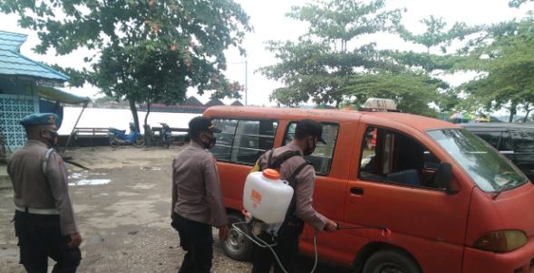 Cegah Covid-19 Dalam Angkutan Umum, Polsek Samarinda Kota Semprotkan Cairan Disinfektan smd