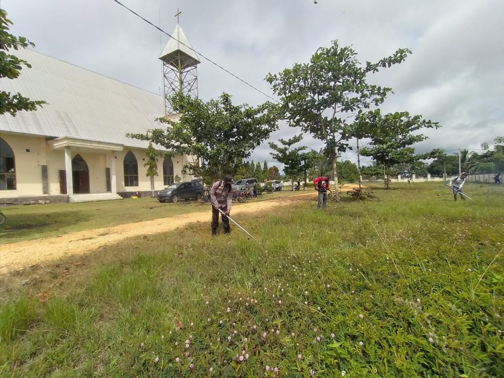 Tumbuhkan Rasa Kebersamaan, Polsek Muara Wahau Bersama Warga Gotong Royong Bersihkan Gereja 1 11