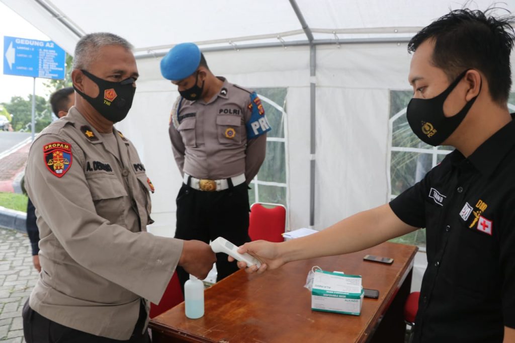 Deteksi Dini Penyebaran Covid-19, Polda Kaltim Bagikan Masker kepada Personel 1 8