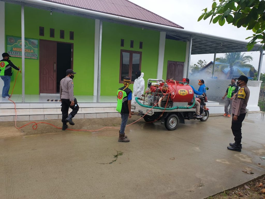 Cegah Virus Covid-19 dan Demam Berdarah, TNI-Polri Bersama Relawan di Samarinda Semprotkan Cairan Disinfektan Serta Fogging 10 9