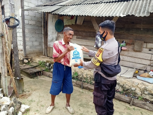 Polsek Babulu Salurkan Bantuan Sembako kepada Masyarakat Kurang Mampu Ditengah Pandemi Covid-19 10