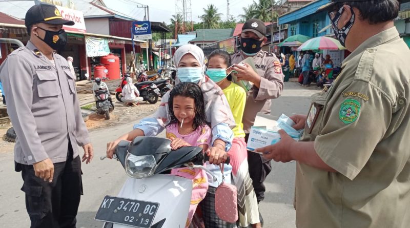 Cegah Penyebaran Covid-19, Tiga Pilar Kecamatan Marang Kayu Gelar Operasi Yustisi PPKM dan Bagikan Masker 11 2