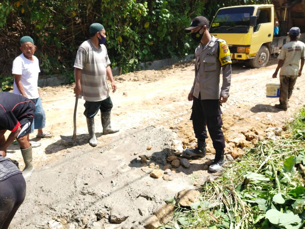 Semangat Gotong Royong, Bhabinkamtibmas Simpang Pasir Bersama Warga Kerja Bakti Memperbaiki Jalan 11 6