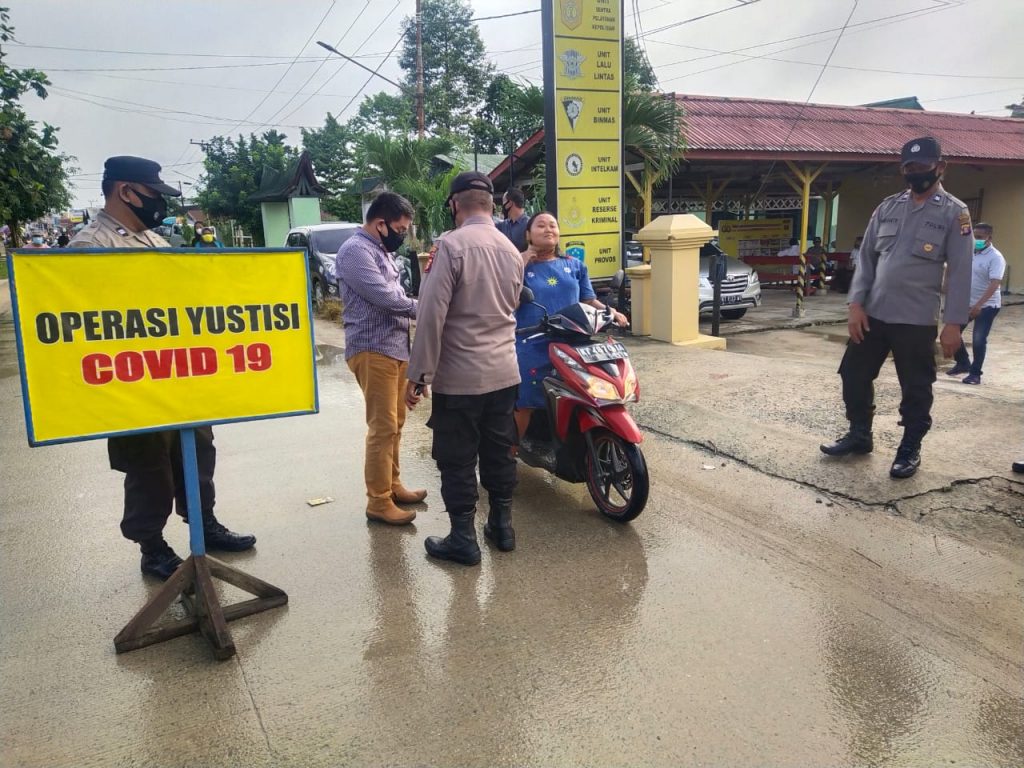Polsek Palaran Beri Pemahaman Terkait Bahaya Covid-19 kepada Warga Melalui Ops Yustisi 13 4