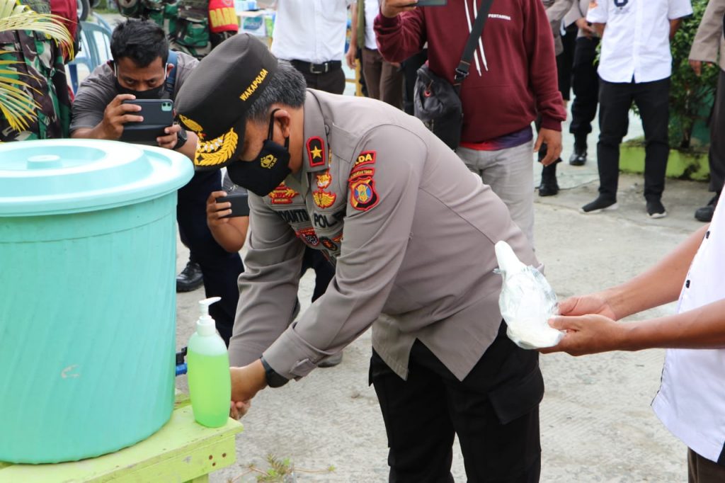 Tinjau Posko PPKM, Wakapolda Kaltim Tekankan Personel Berperan Aktif Sosialisasikan Prokes 1 17 1