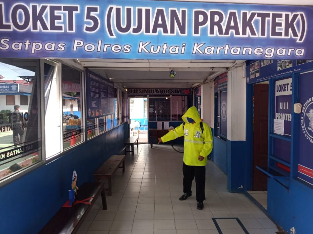Cegah Penularan Covid-19, Personel Sat Lantas Polres Kukar Semprotkan Disinfektan di Tempat Pelayanan 2 2