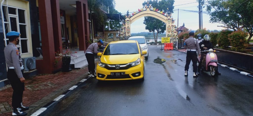 Tingkatkan Kedisiplinan, Propam Polres Kukar Laksanakan Giat Gaktiblin di Pintu Masuk Mako 5 11