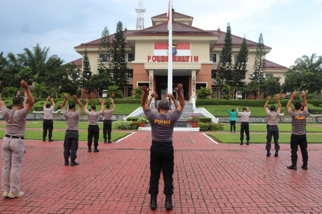 Rutin Laksanakan Senam AW S3, Polda Kaltim Jaga Imunitas Tubuh Personel Ditengah Pandemi Covid-19 1 5 8