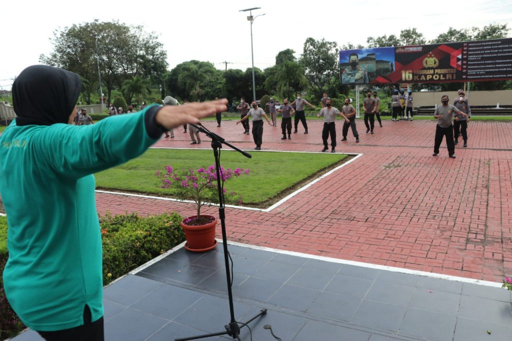 Rutin Laksanakan Senam AW S3, Polda Kaltim Jaga Imunitas Tubuh Personel Ditengah Pandemi Covid-19 6 8