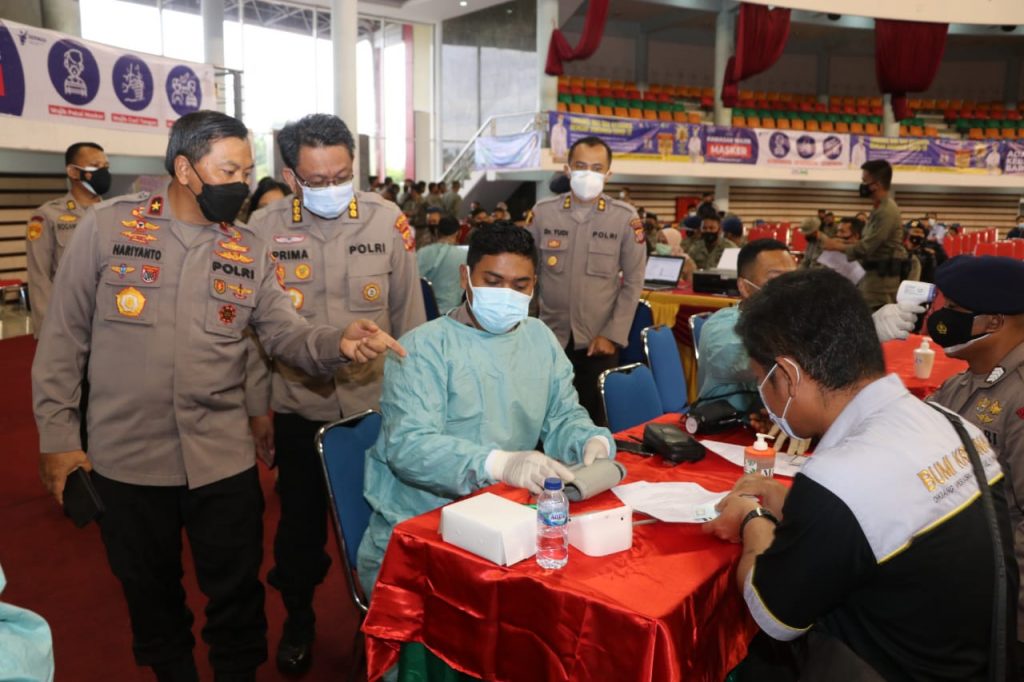 Wakapolda Tinjau Pelaksanaan Vaksinasi Serentak, 2.078 Personel Polda Kaltim siap di Vaksin 1 8 10