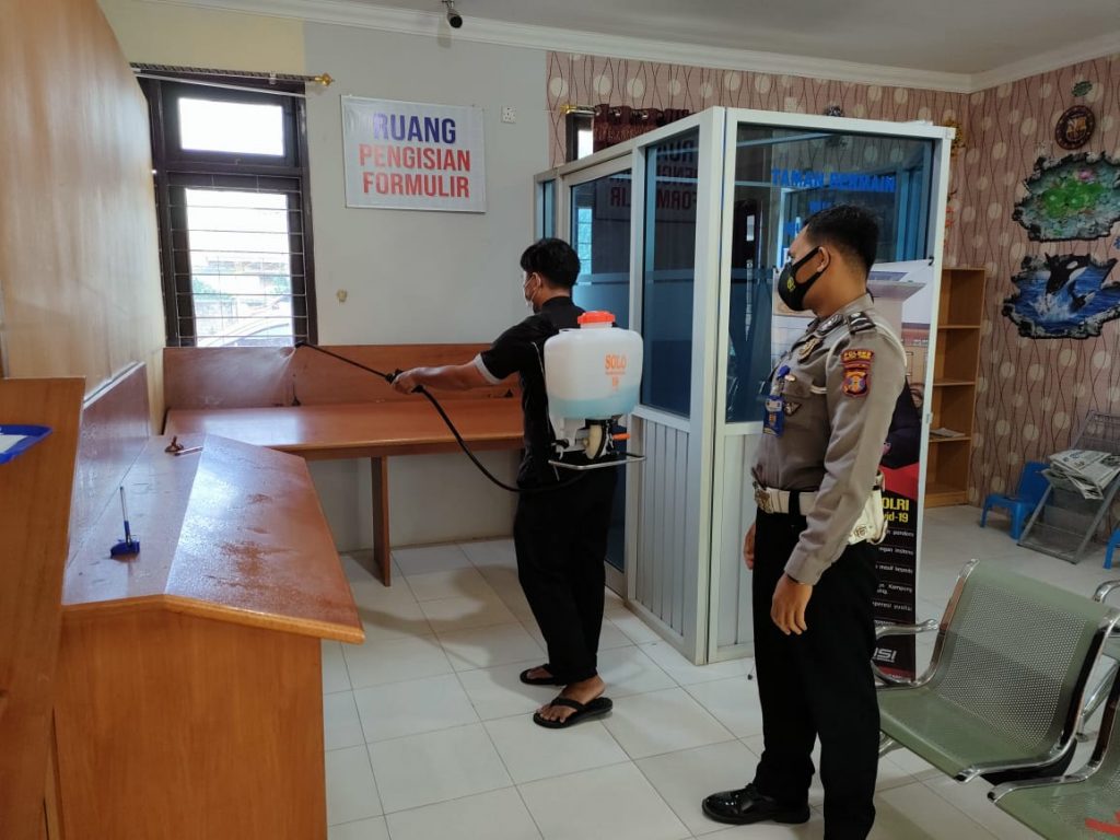 Sat Lantas Polres Kutim Rutinkan Penyemprotan Disinfektan di Ruang Pelayanan Guna Antisipasi Penyebaran Covid-19 9 4