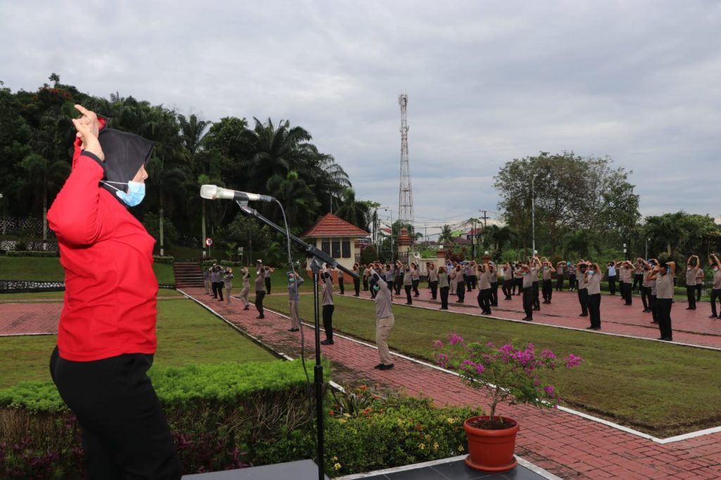 Laksanakan Senam AW S3, Personel Polda Kaltim Jaga Ketahanan Tubuh Ditengah Pandemi Covid-19 9 9