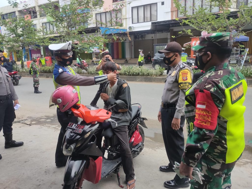 Upaya Pendisiplinan Prokes, Polsek Sungai Pinang Laksanakan Patroli Gabungan WhatsApp Image 2021 03 15 at 12.39.36 PM