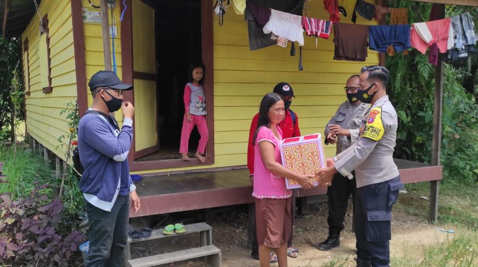 Bhabinkamtibmas Polsek Kembang Janggut Door To Door Bagikan Sembako Kepada Warga WhatsApp Image 2021 03 15 at 7.44.24 AM