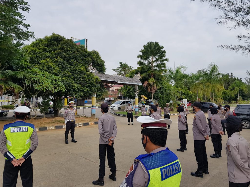 Polres Kukar Lakukan Pengamanan Ruas Jalan dan Patroli PPKM Skala Mikro WhatsApp Image 2021 03 16 at 7.24.29 AM