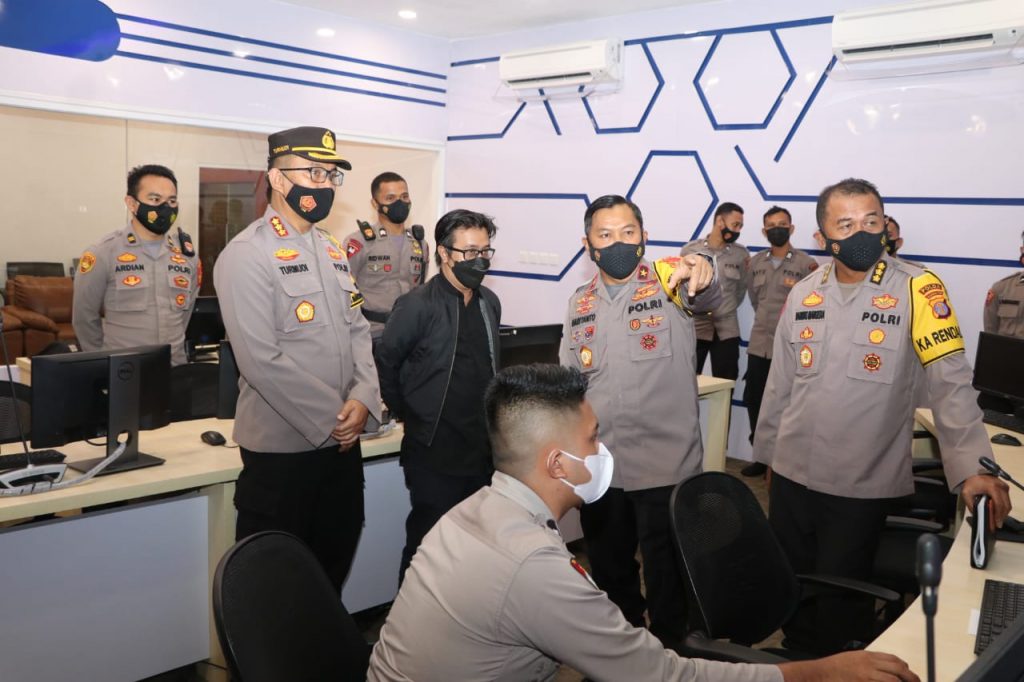 Jelang Peluncuran Layanan Polisi 110 dan e-TLE, Wakapolda Cek Kesiapan Command Center Polda Kaltim WhatsApp Image 2021 03 16 at 9.23.25 AM