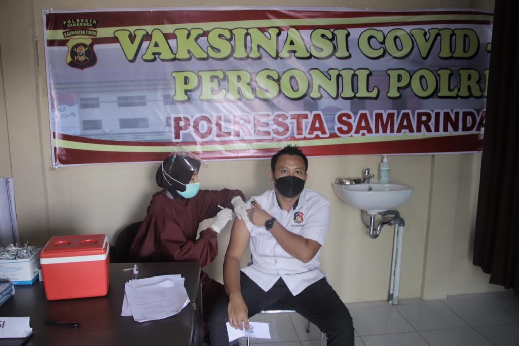 Personel Polresta Samarinda Terima Suntikan Vaksinasi Covid-19 Tahap II WhatsApp Image 2021 03 24 at 09.42.45