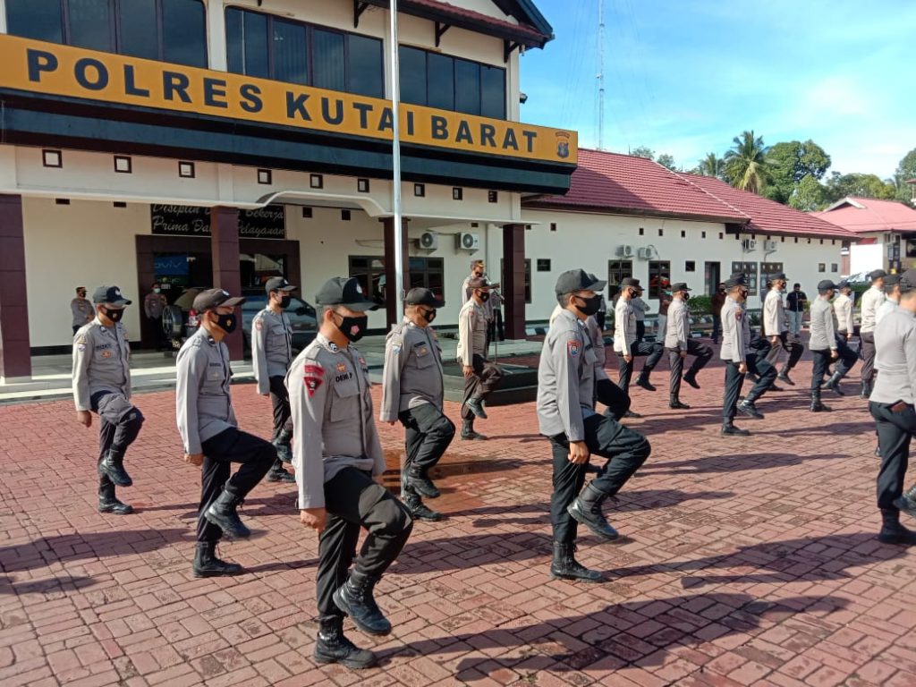 Tingkatkan Kemampuan, Personel Polres Kubar Latihan Baris-Berbaris WhatsApp Image 2021 03 26 at 11.59.53