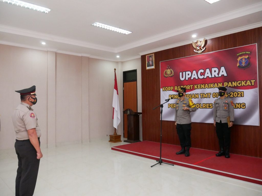 Polres Bontang Gelar Upacara Kenaikan Pangkat Pengabdian Personilnya WhatsApp Image 2021 03 31 at 9.19.20 AM