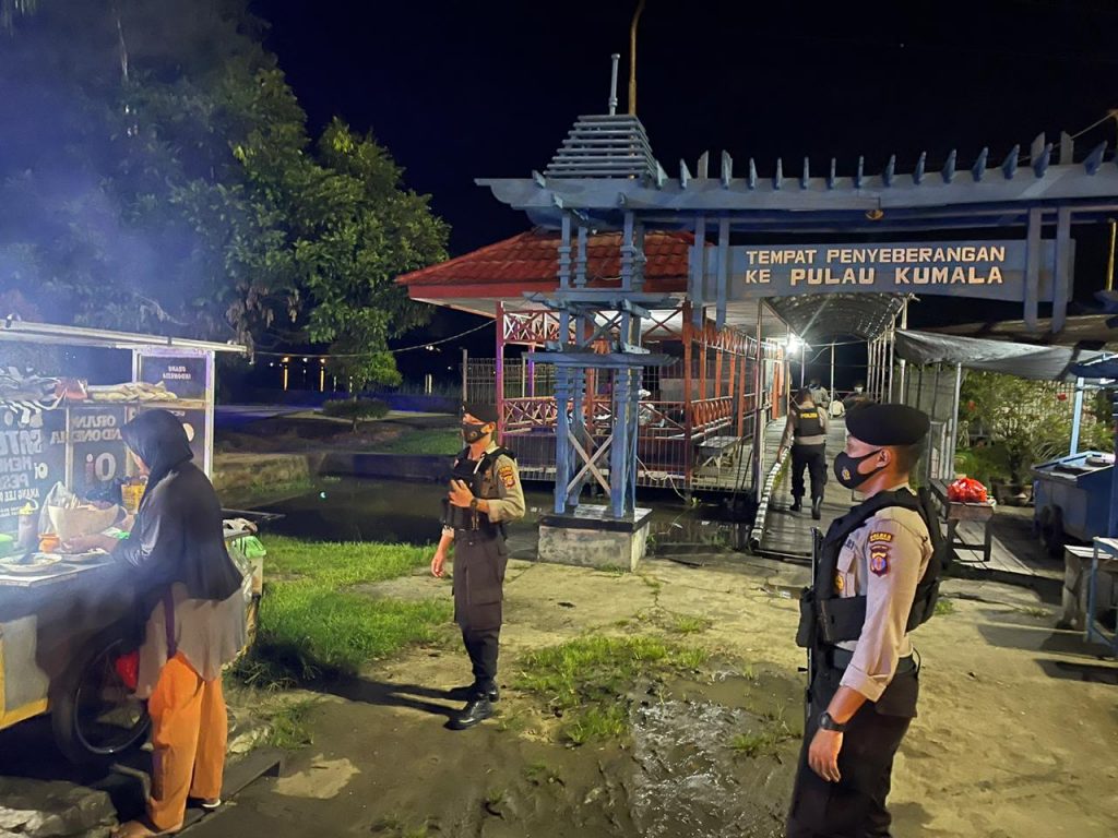 Personel Sabhara Polres Kukar Rutin Laksanakan Patroli dan Berikan Himbauan Prokes WhatsApp Image 2021 03 31 at 9.39.58 AM