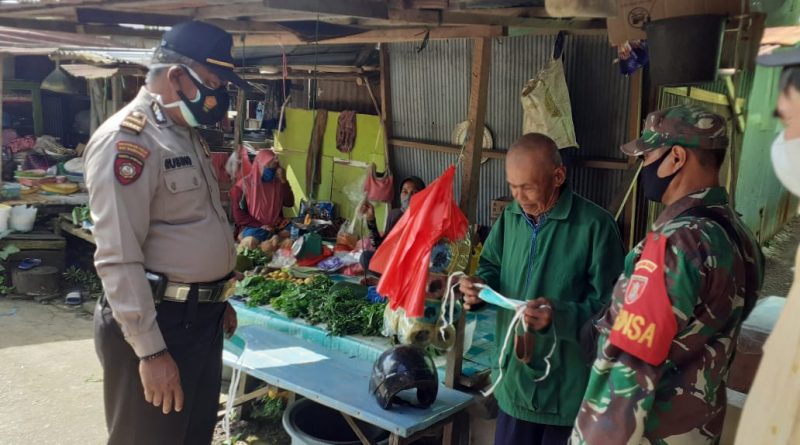 Personel Gabungan di Muara Badak Gelar Operasi Yustisi Dan Bagikan Masker bo