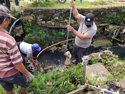 Semangat Gotong Royong, Bhabinkamtibmas Sempaja Bantu Warga Bersihkan Selokan sa