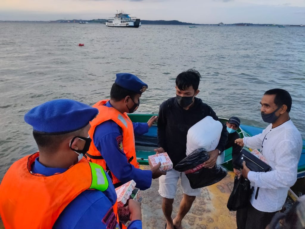 Sat Polair Polres PPU Bagi Takjil Sekaligus Sosialisasikan Protokol Kesehatan kepada Masyarakat 1 10