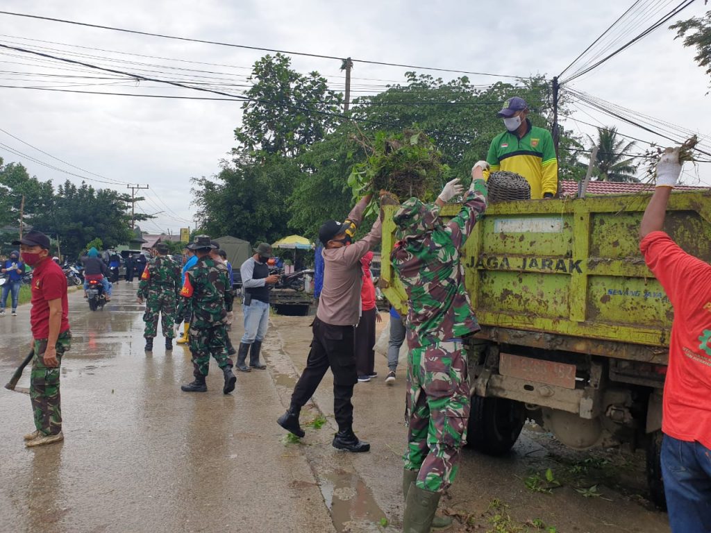 Ciptakan Lingkungan yang Sehat, TNI-Polri Bersama Muspika Kota Samarinda Laksanakan Kerja Bakti 1 4