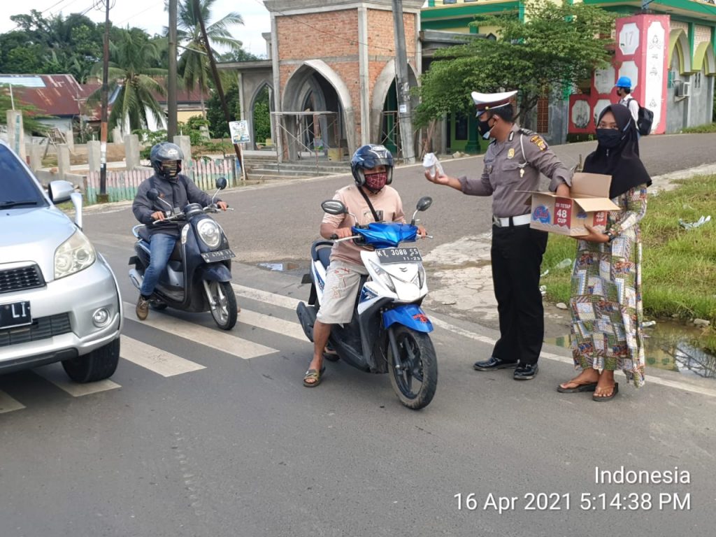 Polsek Tanah Grogot Bagikan Takjil kepada Masyarakat Pada Bulan Suci Ramadhan 1442 H 12 5