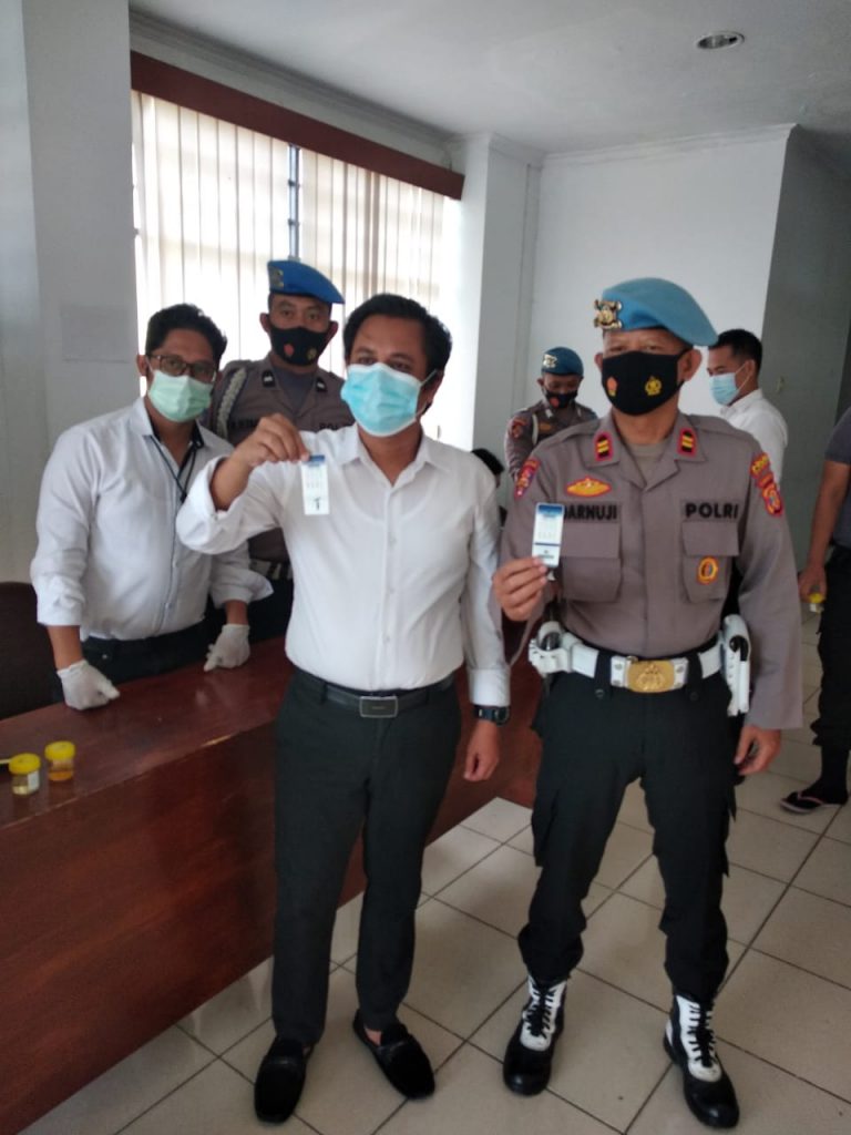 Gandeng BNK, Polres Kukar Laksanakan Tes Urine kepada Personelnya 2 3