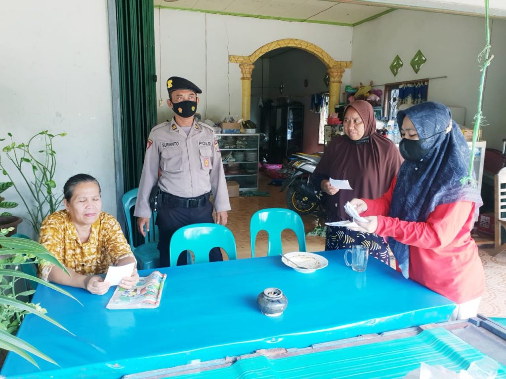 Putus Mata Rantai Penyebaran Covid-19, Polsek Sangasanga Bersama Apartur Desa Sosialisasikan Vaksinasi Sinovac Kepada Lansia 3 4
