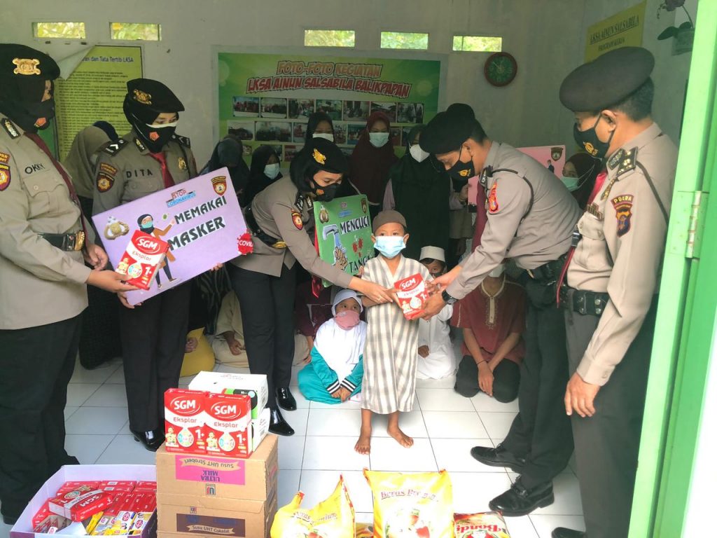 Peduli Sesama di Bulan Suci Ramadhan, Polwan Dit Pamobvit Polda Kaltim Berbagi Sembako 5 11