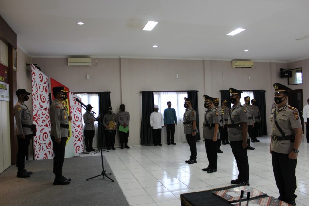Kapolres PPU Pimpin Upacara Serah Terima Jabatan Kasat Binmas dan Kapolsek Waru 5 4