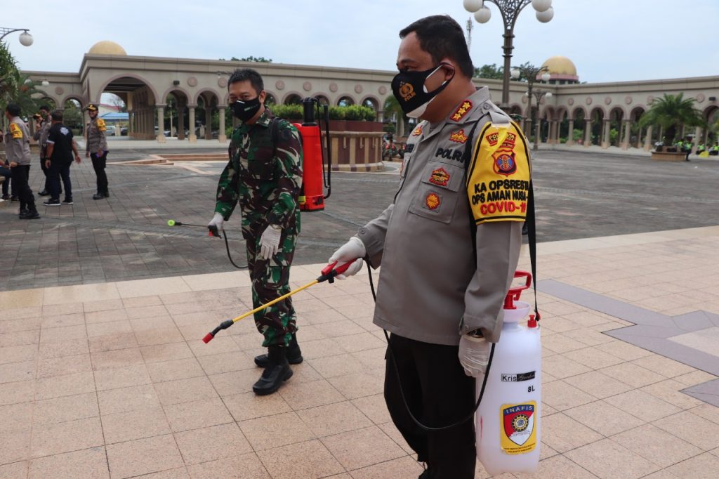 Polresta Samarinda Laksankan Penyemprotan Disinfektan Serentak Jelang Bulan Suci Ramadhan 1442 H 6 5