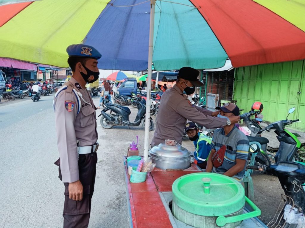 Tekan Penularan Covid-19, Polsek Babulu Kembali Bagikan Masker kepada Masyarakat IMG20210405085020 resize 36 1170x878 1
