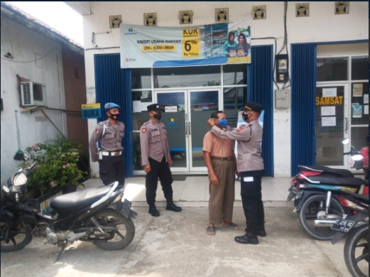 Tekan Penyebaran Covid-19, Polsek Babulu Kembali Bagikan Masker Gratis WhatsApp Image 2021 03 31 at 12.16.32 PM