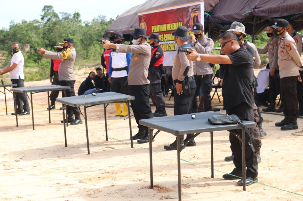 Asah Kemampuan Personil, Polres PPU Gelar Latihan Menembak WhatsApp Image 2021 03 31 at 2.30.18 PM