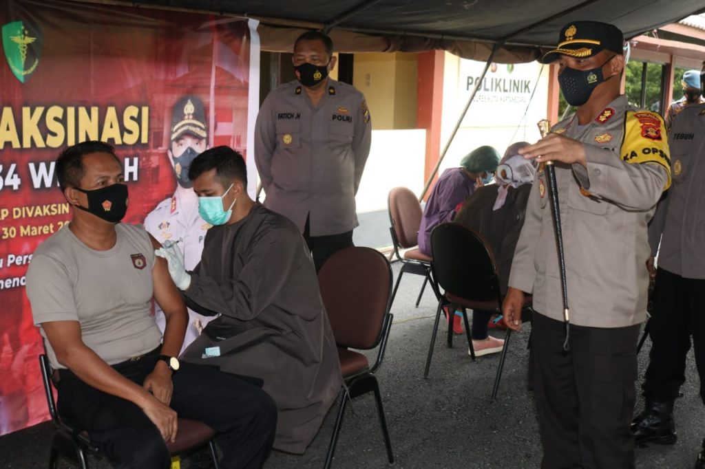 Kapolres Kukar Tinjau Pelaksanaan Vaksinasi Covid-19 Personil WhatsApp Image 2021 04 01 at 8.40.26 AM