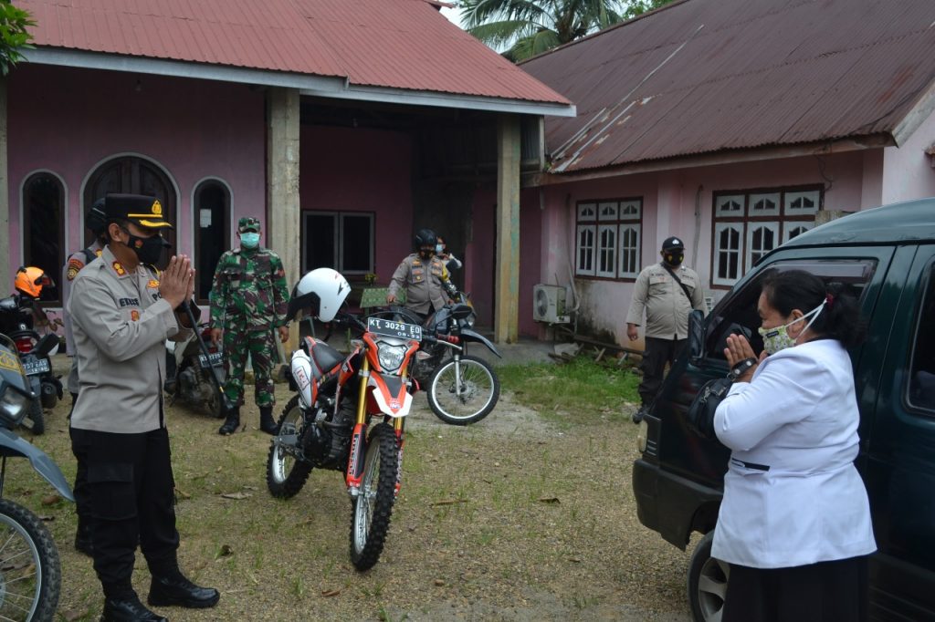 Polres Paser Patroli dan Lakukan Pengamanan Ibadah Paskah di Sejumlah Gereja WhatsApp Image 2021 04 03 at 10.50.21 AM