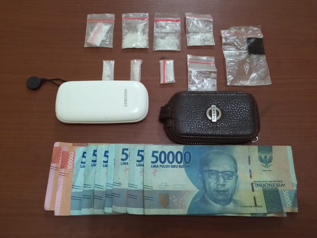 Ringkus Seorang Pelaku, Polres Bontang Berhasil Amankan Barang Bukti 9 Poket Sabu WhatsApp Image 2021 04 03 at 9.38.05 AM