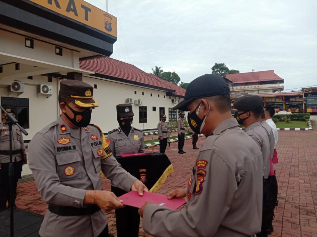 Bentuk Apresiasi, Polres Kubar Berikan Penghargaan Kepada Personilnya Yang Berprestasi WhatsApp Image 2021 04 08 at 12.45.54 PM